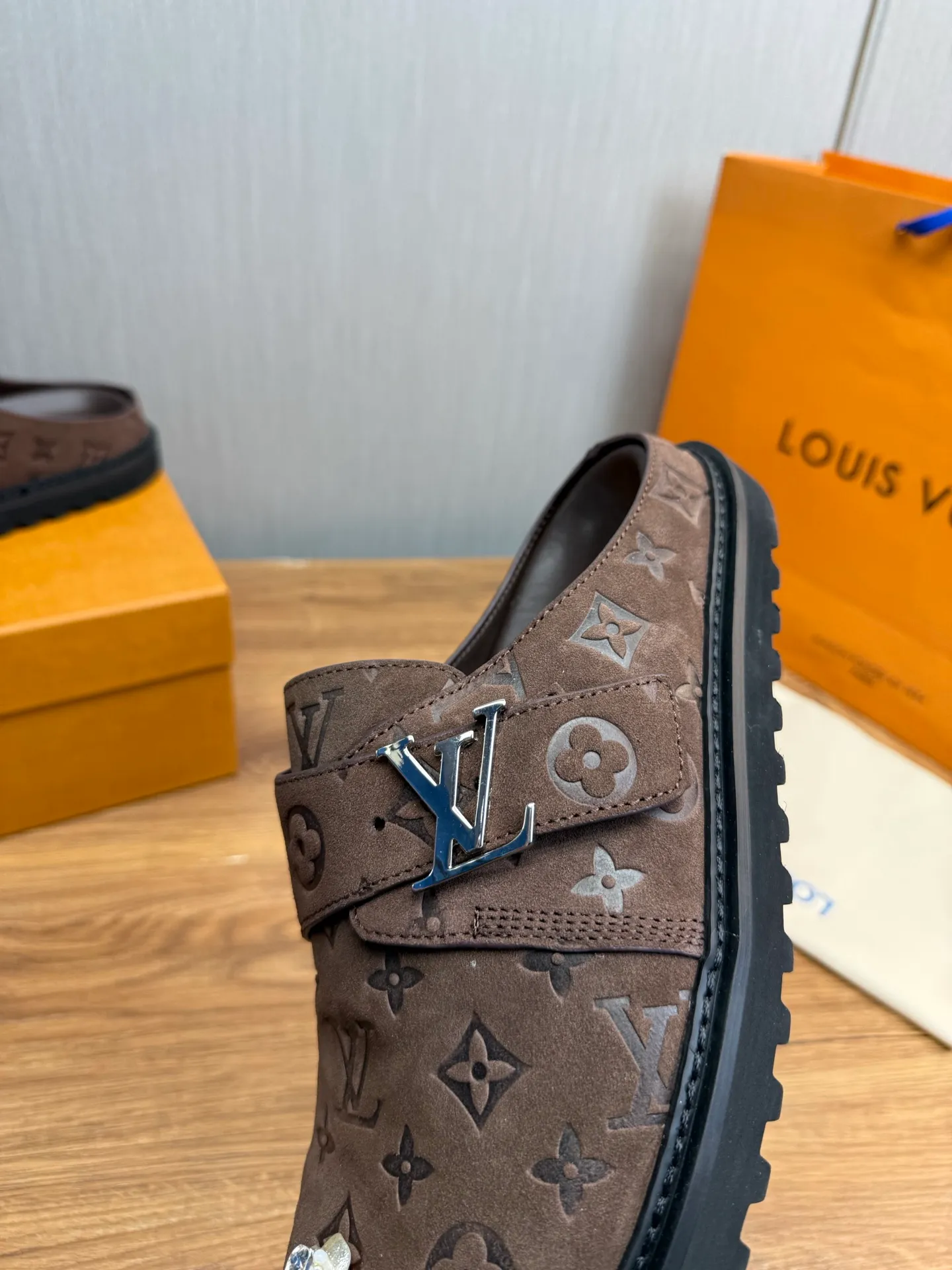 Men's men's shoes 460💰 Lv. Popular couple slippers hot sale🩷💚 🩴Official website one to one production 35-45 sizes 45 46 🉑️Customized!
